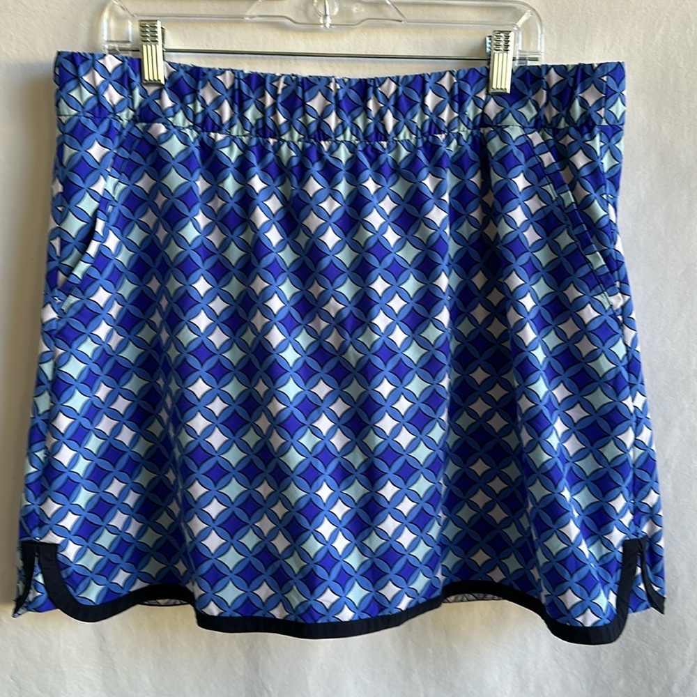 T by Talbots blue, white, and black geometric print skort, size XL